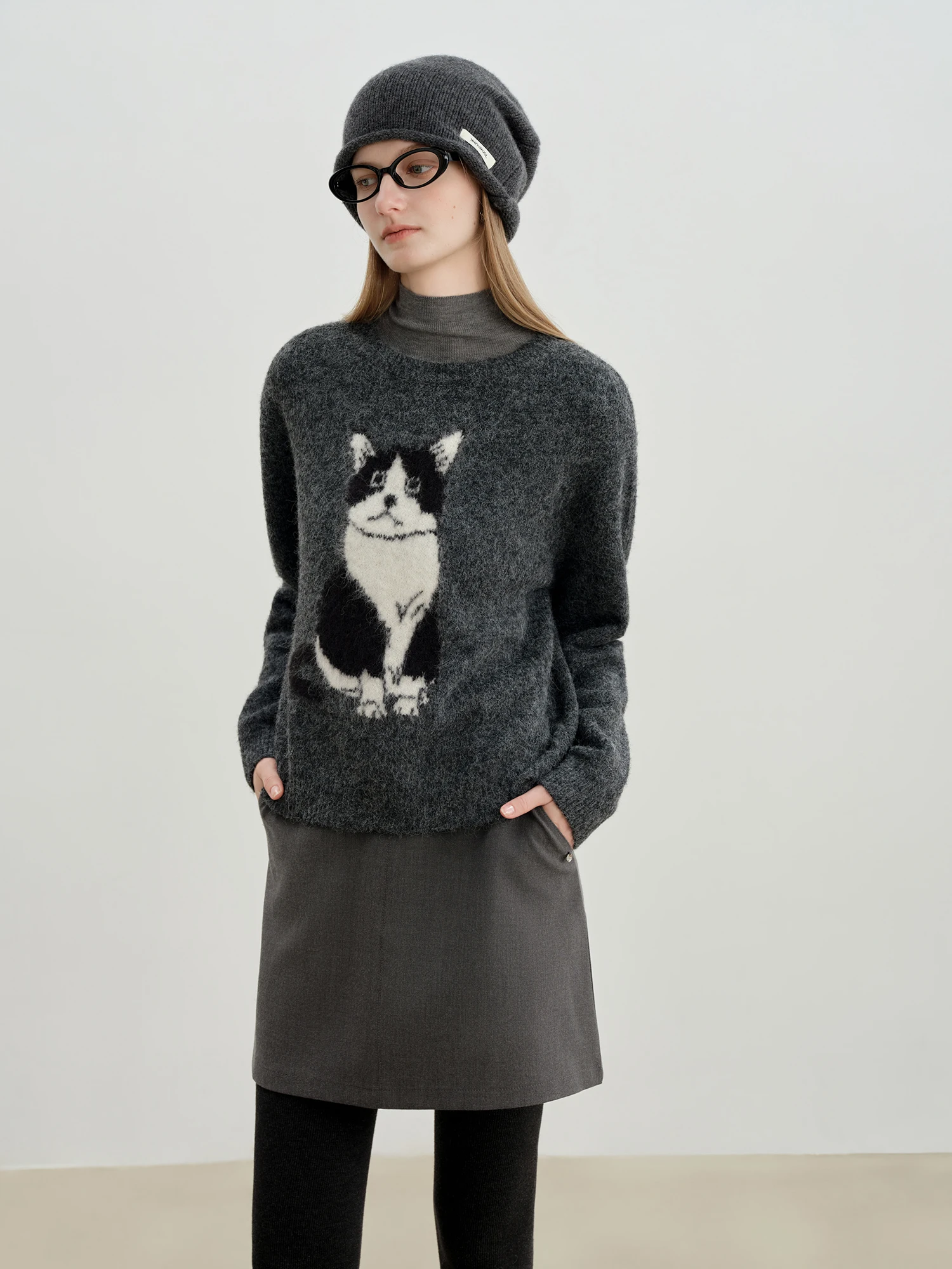 ZIQIAO 2025 Women's Petite Round Neck Pullover Cat Jacquard Knit Sweater Loose Oversized Soft Wool Blend Top Cozy Winter Fashion