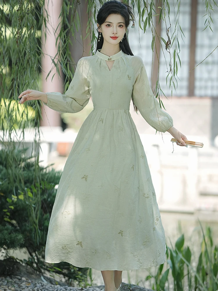 เดรสยาวคอตั้งลายปักสีเขียว ปี 2025 สำหรับผู้หญิง สไตล์หรูหราลำลอง แขนยาว ทรงเข้ารูป สไตล์เกาหลี เหมาะสำหรับงานพรอมช่วงฤดูใบไม้ร่วง