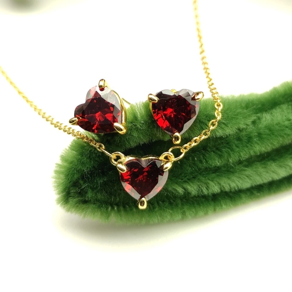 

Новый высококачественный элегантный и лаконичный комплект украшений 2025 года: колье и серьги в форме сердца, инкрустированные бриллиантами — подарок на День святого Валентина