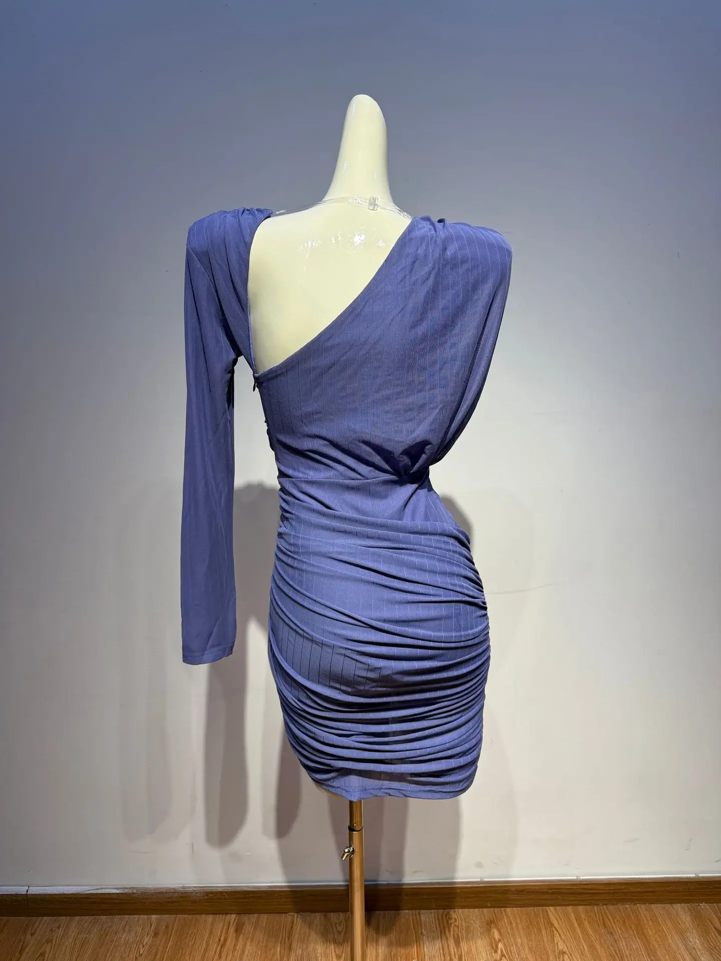 فستان نسائي فاخر مثير موديل 2025 بكتف واحد وأكمام طويلة مقصوص باللون الأرجواني فستان أنيق للحفلات المسائية والنوادي #3