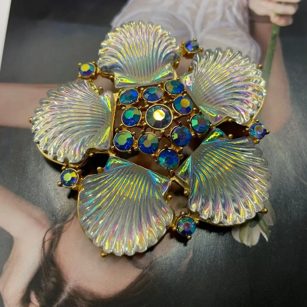 

Vintage High-end Light Luxury Glazed Shell Flower Brooch Niche Inlaid Style Temperament Corsage Brooch