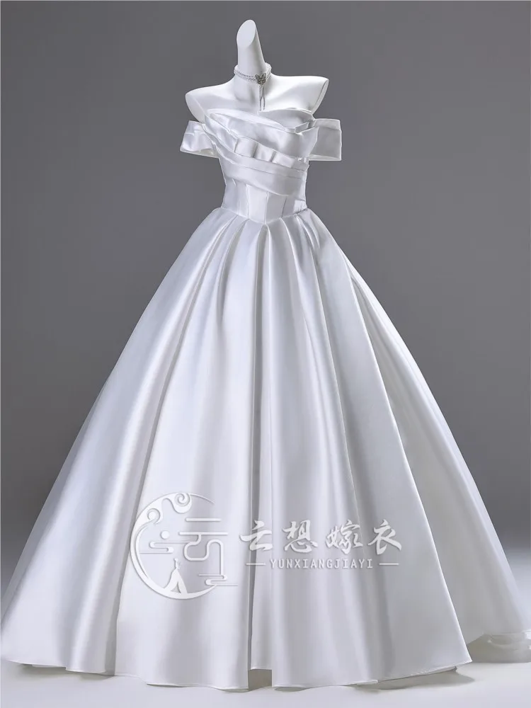 A new one-shoulder satin art examination dress with light luxury and niche style for banquets welcome going out