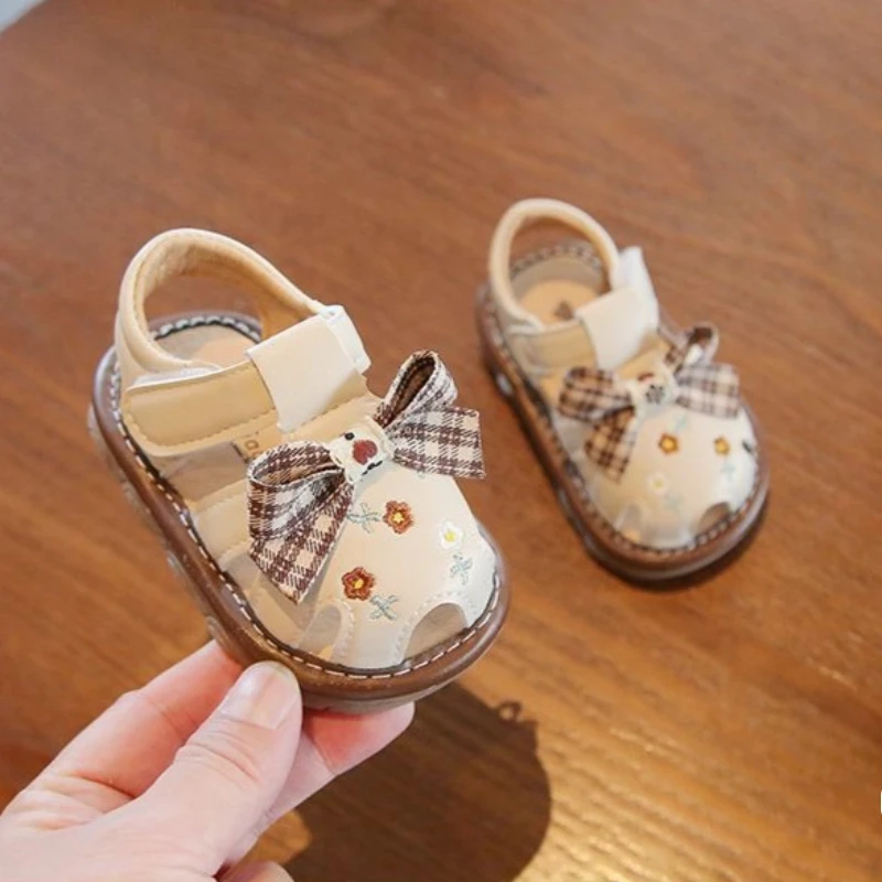 Summer Baby Girl Squeaky Soft Sole Walking Sandals Closed-Toe Anti-Slip with Bow Princess Style for Infants Toddlers
