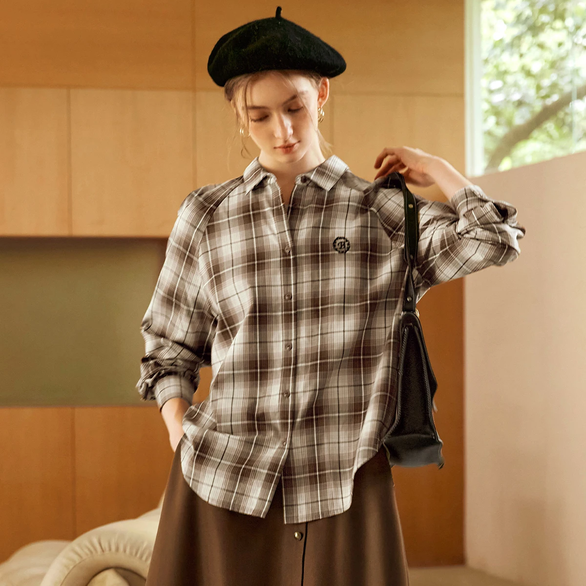 

OLrain Women's Plaid Loose Shirts 2026 Autumn Retro Elegant Commuter Blouse Long Sleeve Embroidered Female Tops M56QC93186