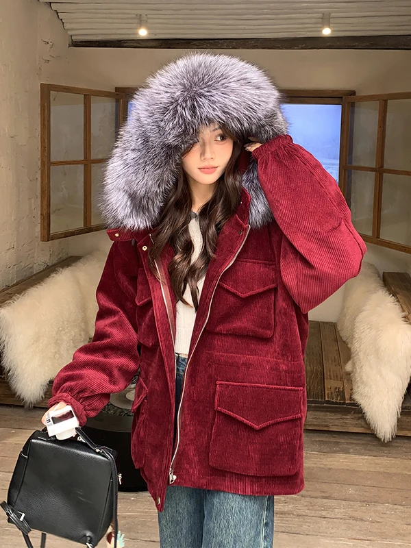معطف نسائي من القطيفة بلون النبيذ الأحمر مع ياقة فرو كبيرة وخصر ضيق للتدفئة