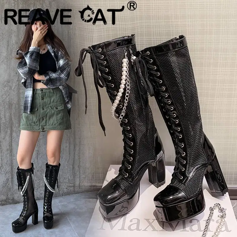 

Женские сапоги с цепочкой REAVE CAT, летние сапоги до колена на массивном каблуке 37 см и платформе 11,5 см, сетчатые сапоги на шнуровке больших размеров 43