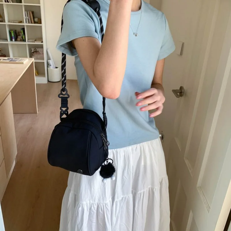 Bolso de hombro elegante para mujer con detalles de asa de bambú y cuerpo de cuero para un aspecto y atractivo de moda único e atemporal