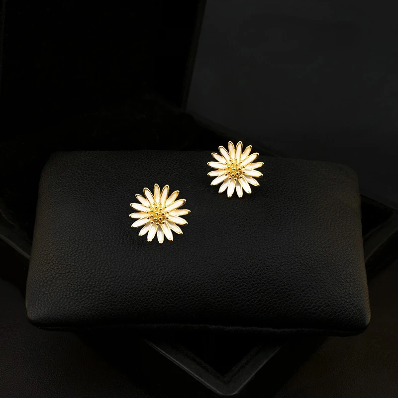 

Cute Little Daisy Brooch Women Sunflower Anti-Exposure Corsage Fixed Collar Pin Suit Neckline Accessories Fine Jewelry Gift 3296