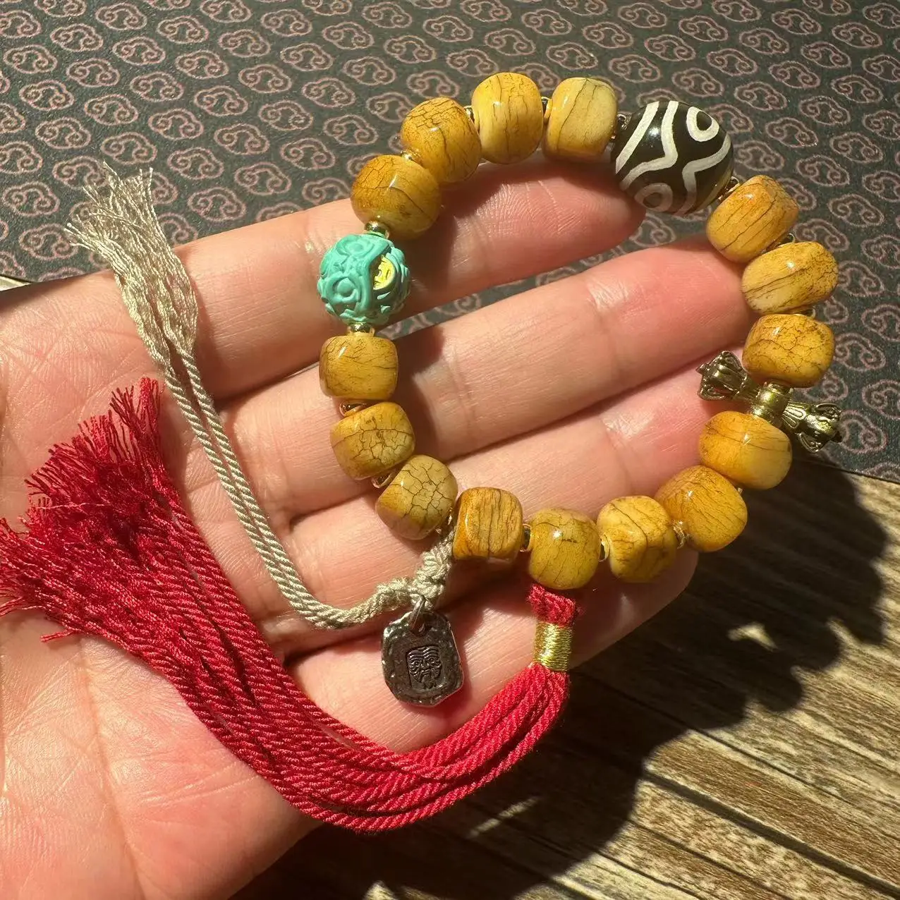 

Tibet Yak Bone Bracelet Bone Products Tianzhu Bull Bone Gems Hand String with Tassel Ethnic Style Good Lucky Good Moral Jewelry