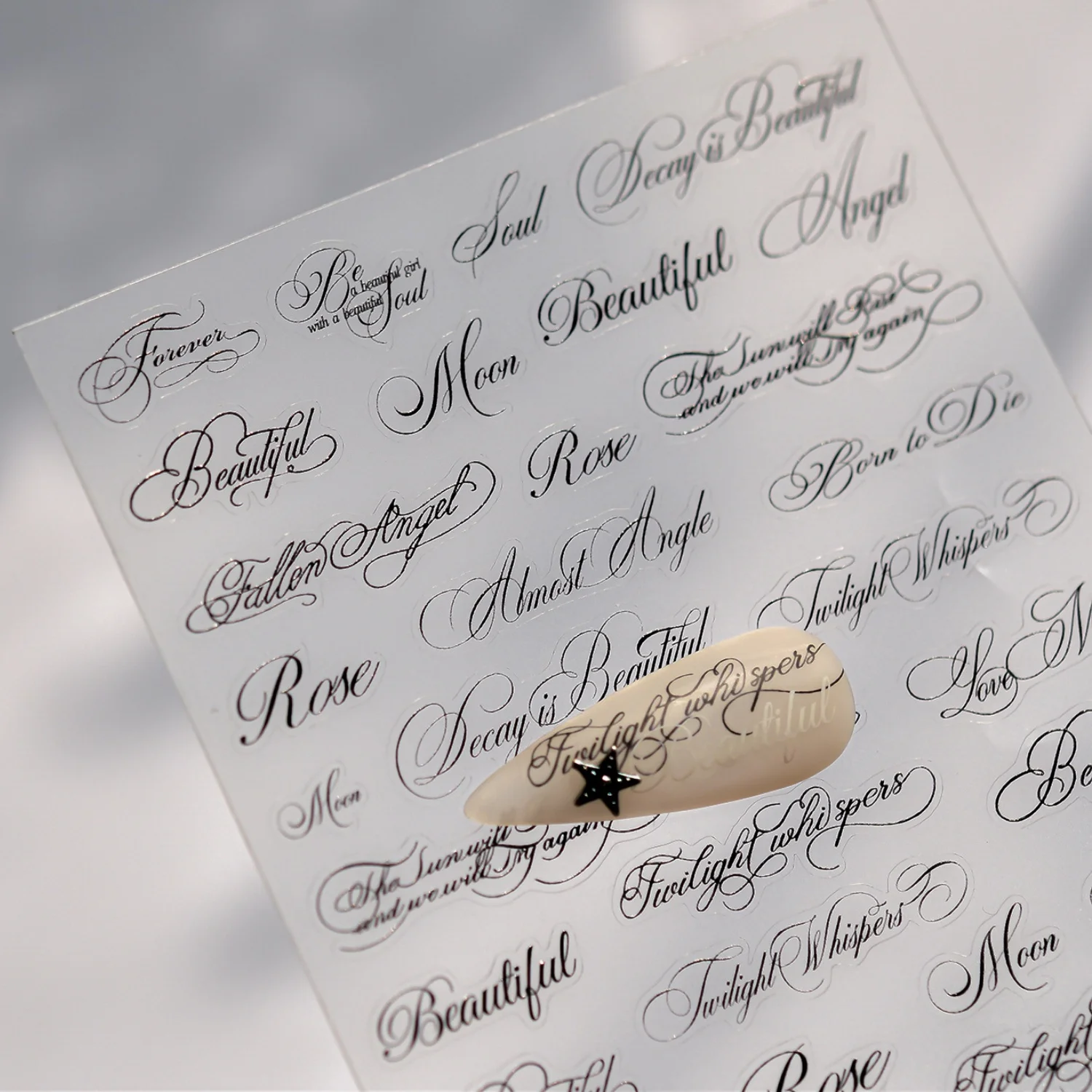 Schwarze Kalligrafie-Wörter 5D Nagelkunst-Aufkleber Vintage Cool Dunkler Gotischer Stil Geprägte Schwarze Schrift Nagelsticker Maniküre