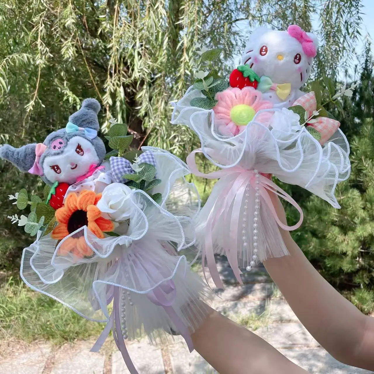My Melody Kuromi Cinnamoroll Kt Cat Bambole di peluche con bouquet di fiori artificiali Regali di laurea di Natale di San Valentino