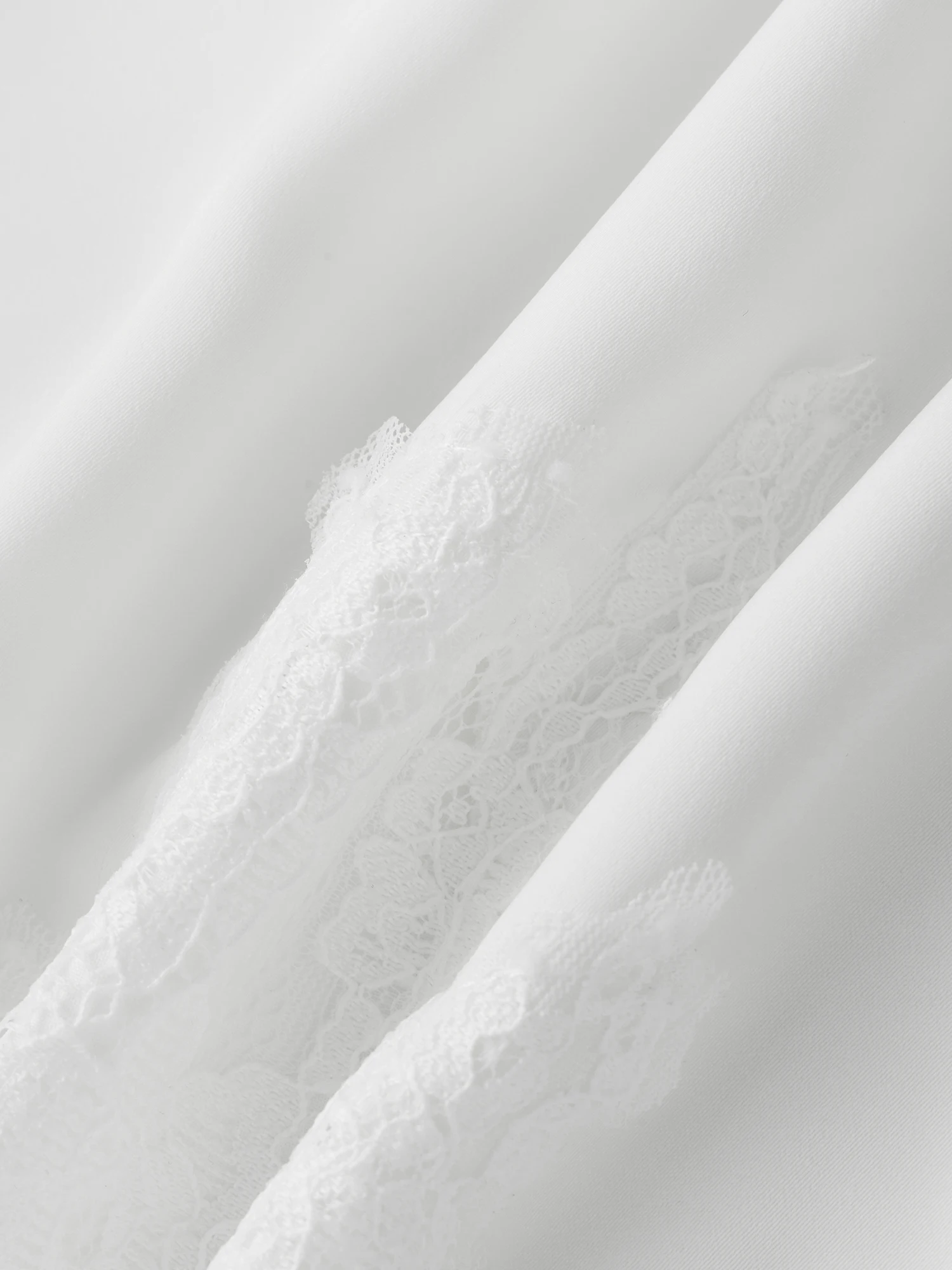 شورت نسائي خفيف الوزن من مزيج الكتان مع حزام خصر برباط وتفاصيل حواف كروشيه لمظهر صيفي أنيق #4