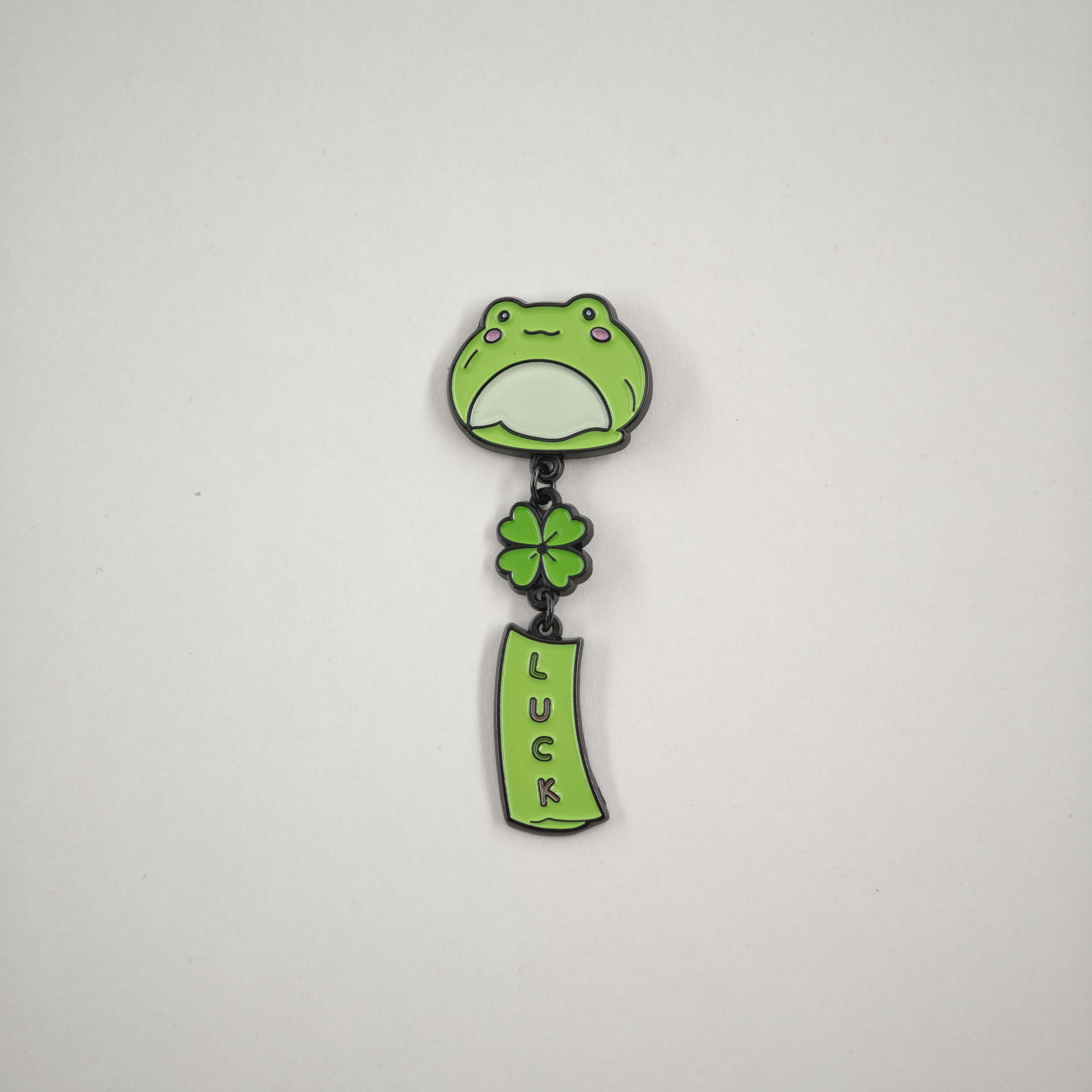 Niedliche grüne Frosch-Windspiel-Brosche, vierblättriges Kleeblatt, hängende Quastenkette, Anstecknadel, Glücksbringer, Kawaii-Glücksamulett, Schmuckgeschenk – Detail 12