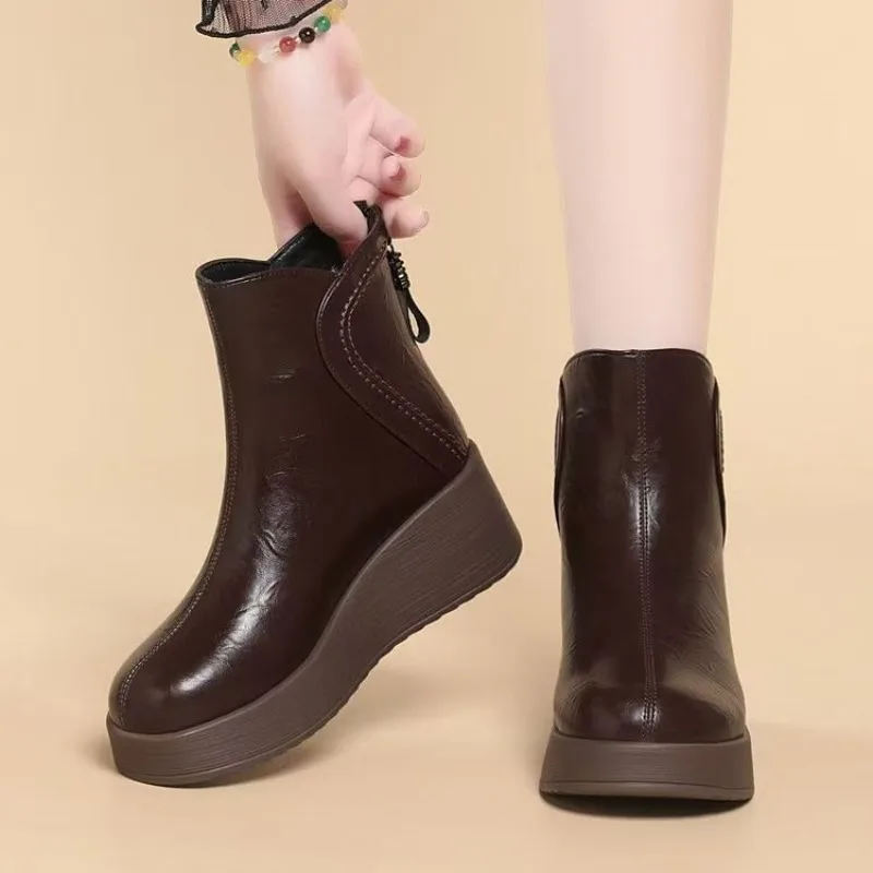 Runde Zehenpartie, Keilabsatz, Stiefeletten, Reißverschluss hinten, Vintage-Design, weiches Leder, mit Fleece gefüttert, Damen-Winterstiefeletten. – Detail 5