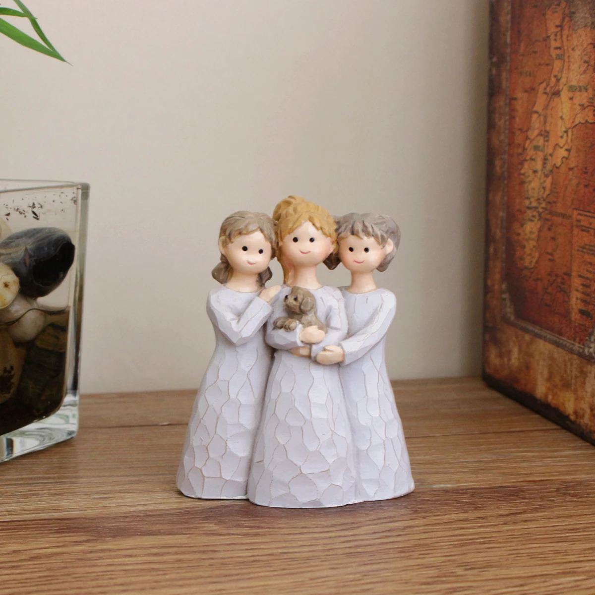 Resin Art With Wood - รูปปั้นเรซิ่นสามพี่น้องพร้อมลูกสุนัข รูปปั้นมิตรภาพลายไม้ สำหรับตกแต่งชั้นวางของในบ้าน ของขวัญแสนอบอุ่นใจสำหรับเพื่อน