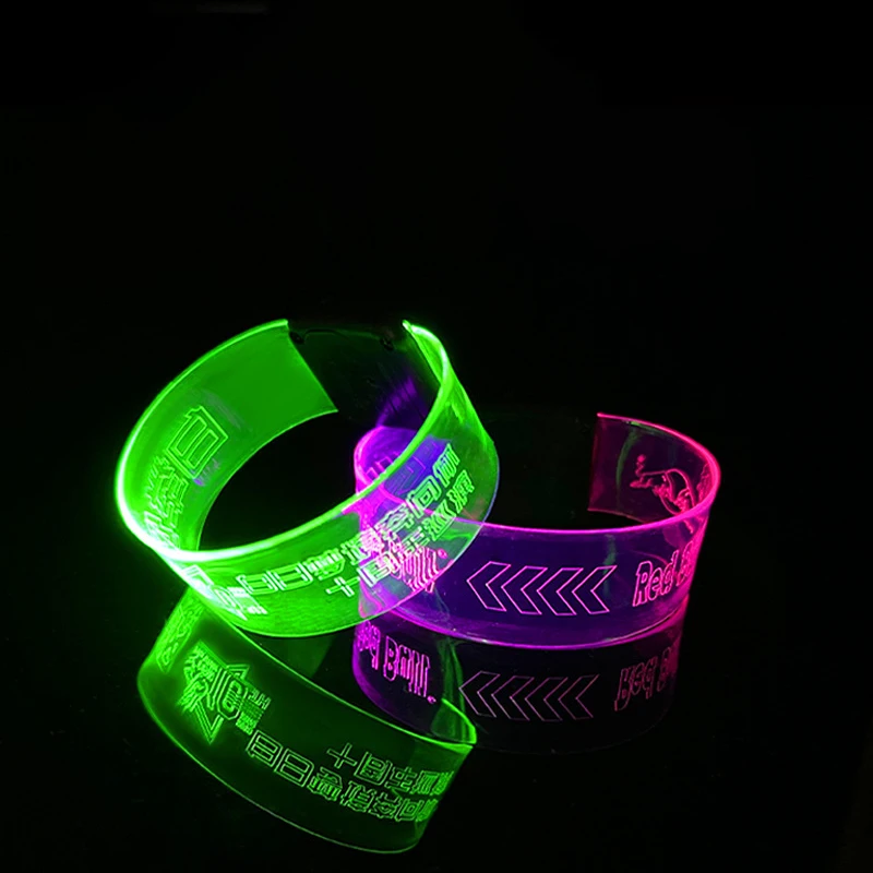 20/50/100pcs świecąca bransoletka LED bateria fluorescencyjna emitująca światło opaski na rękę na zewnątrz opaska sportowa świecące impreza z okazji Halloween