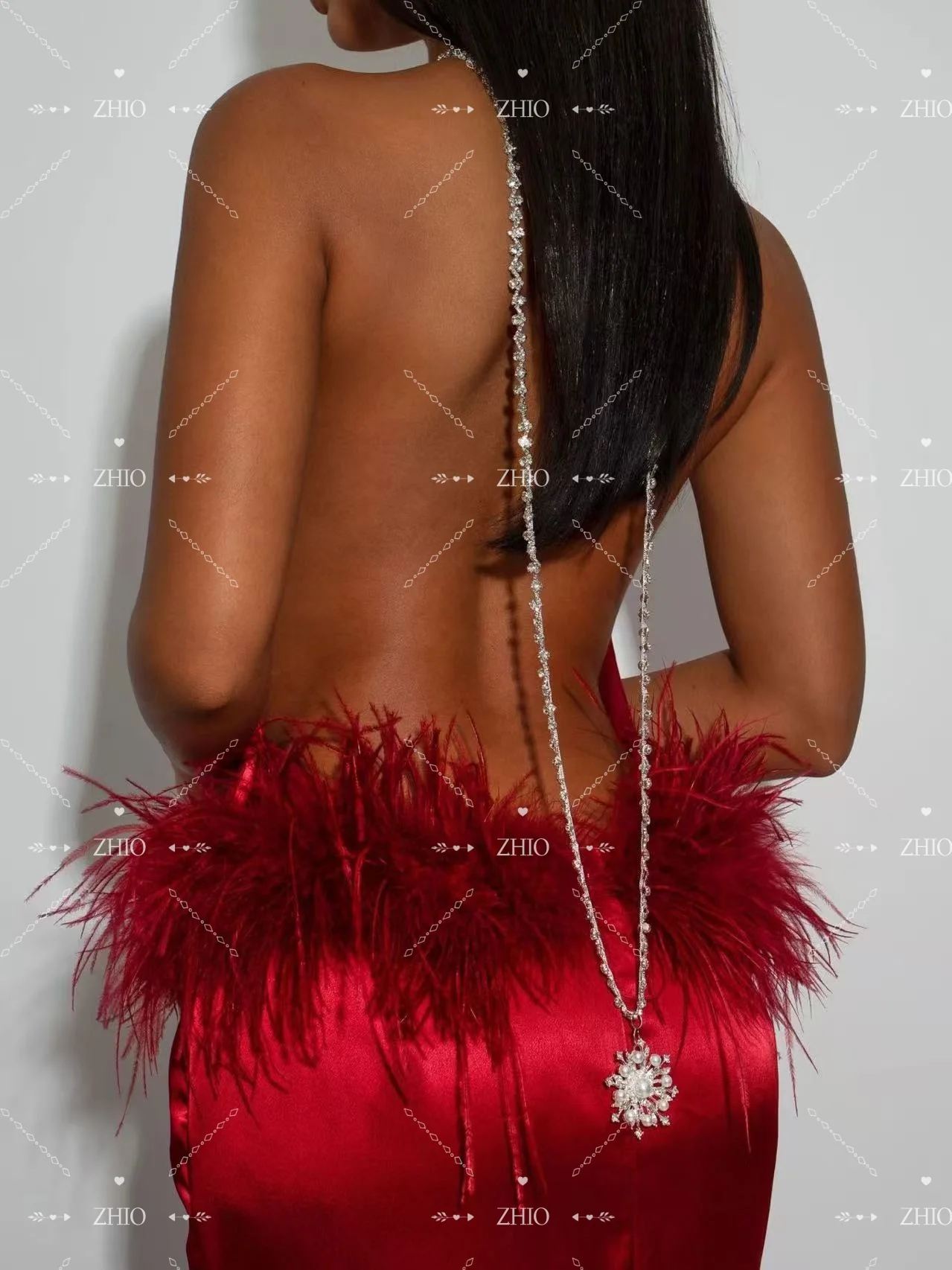 ZHIO 럭셔리 깃털 이브닝 드레스 홀터 오픈 백 머메이드 레드 새틴 축하 파티 프롬 가운 공식 행사 맞춤 제작