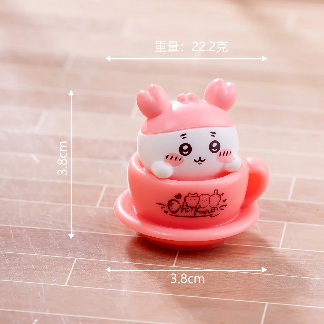 Kreatywne figurki Chiikawa z kubkiem obrotowym, zestawy blind box, akcesoria kawaii, mini ozdoby anime na biurko, prezenty świąteczne dla dzieci.