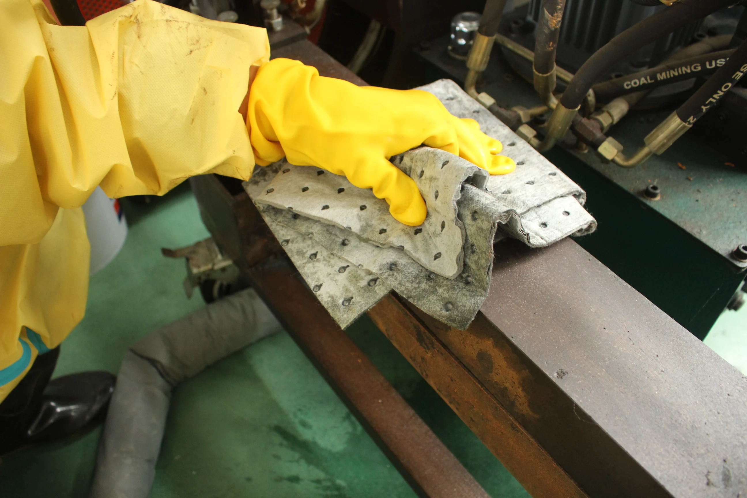 Foglio assorbente monouso universale Comodo materiale PP dimmerato Design conveniente della borsa per tampone assorbente per perdite d'olio