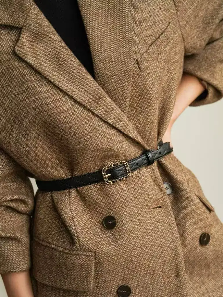 Ein Vielseitiges und Modisches Winteroutfit für Frauen, mit Gestepptem, Stilvollem und Minimalistischem Design sowie Dekorativen Elementen – Detail 1