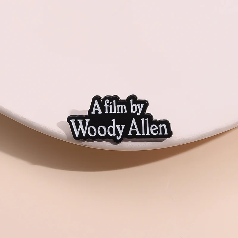 Una película de Woody Allen, Pin esmaltado, Director de película de comedia, broche personalizado, solapa, mochila, broche, joyería de moda, regalos para fríos