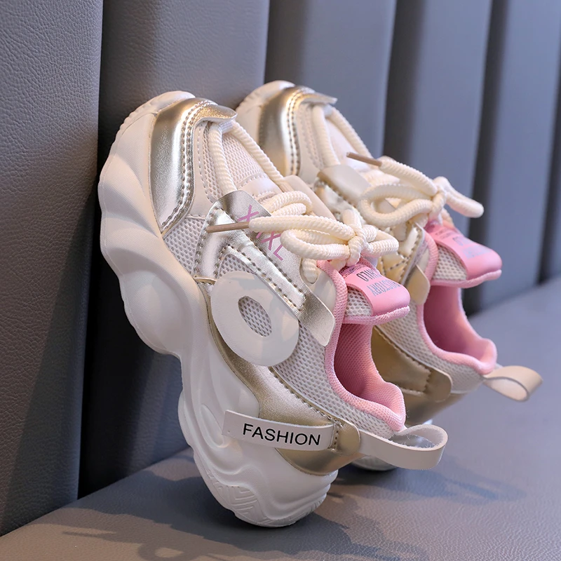 A pair of children's lace-up mesh platform sneakers, metallic spliced upper, cushioned non-slip casual shoes MM-3328