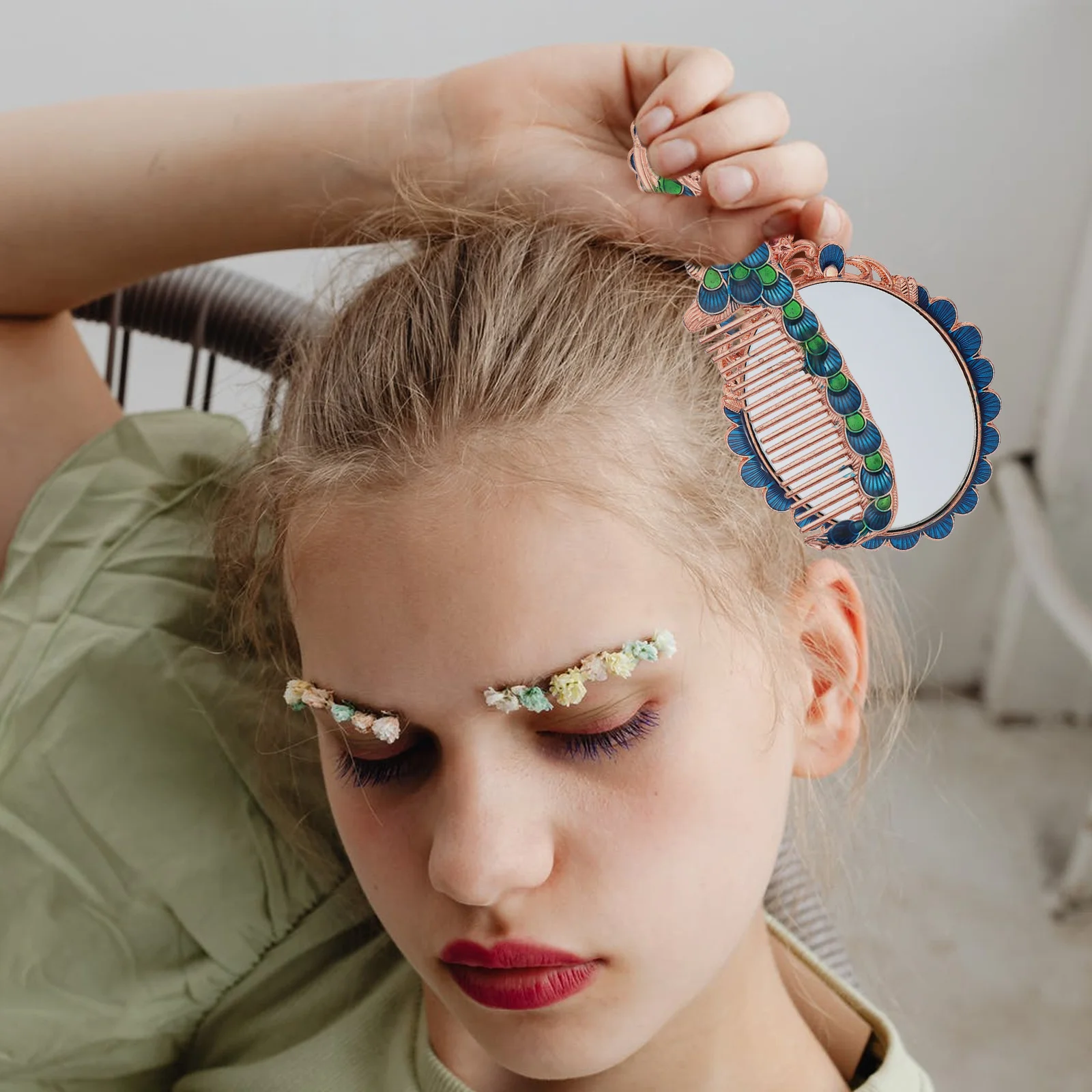 1Set Retro Makeup Mirror Handhold Design High Definition Reflective Surface with Comb Kit for Outdoor Compact Vanity Essential