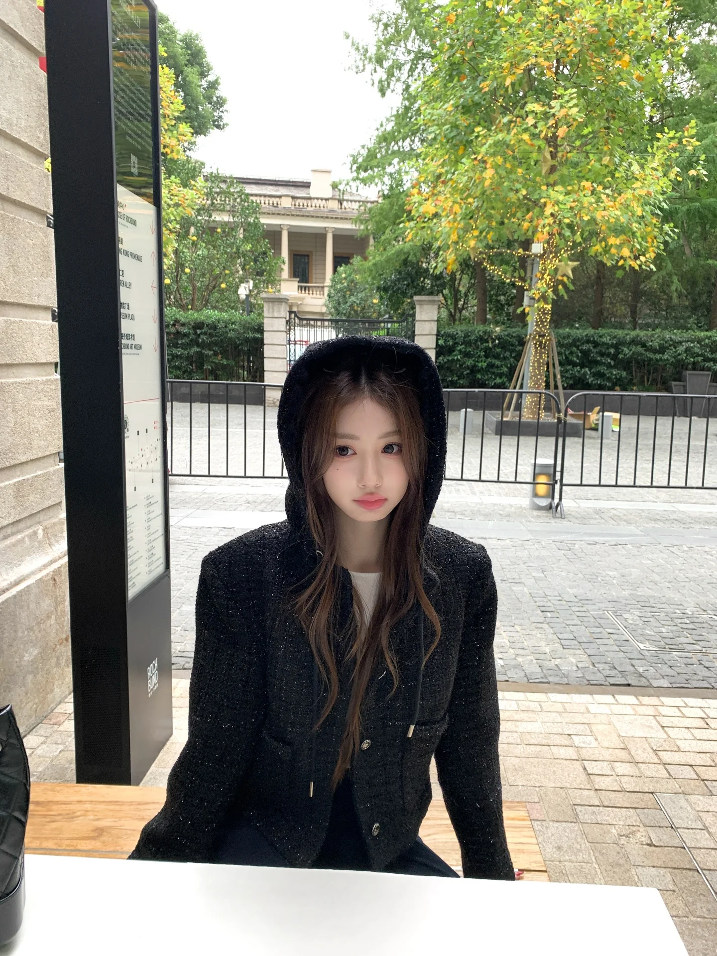 

JUNSTUDIO Утепленная повседневная хлопковая куртка с капюшоном, с блестящими накладками на плечах, женская модная осенняя модель с длинными рукавами на пуговицах