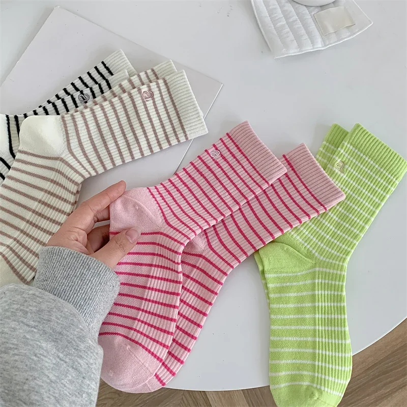 جديد النساء الجوارب الربيع الصيف الطازجة بسيطة ملونة مخطط التطريز الجوارب تنفس الرياضة طويلة طاقم الجوارب الفتيات لينة