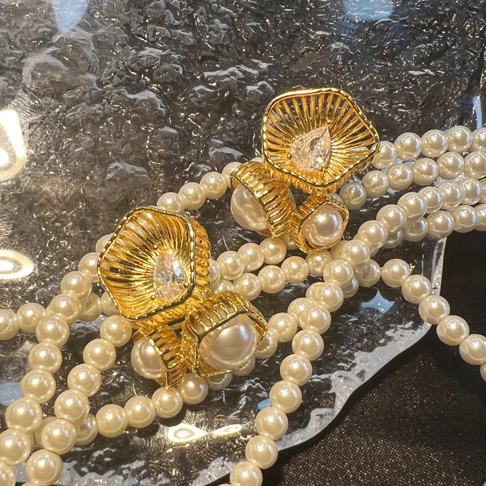 DIY accessories Retro exquisite hollow three-dimensional bouquet earrings, advanced sense inlaid zircon pearl earrings, temperam