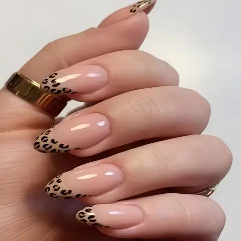 24 pairs of minimalist style French almond-shaped fake nails, elegant and simple, with a touch of fashionable charm.
