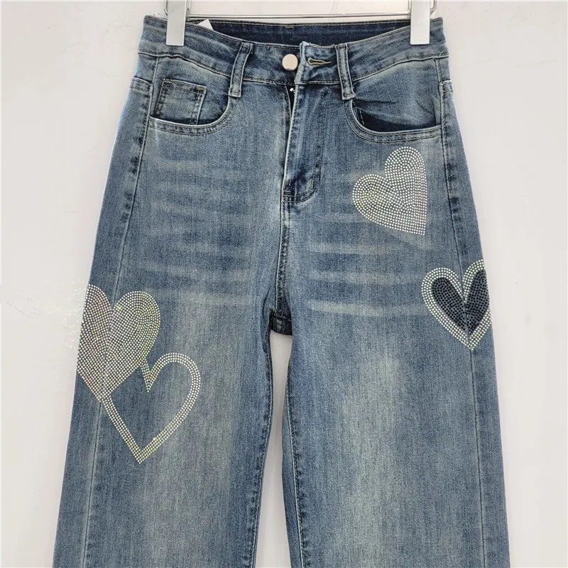 Heart Dazzle Denim. Spodnie z wysokim stanem, rozszerzane, bez wysiłku wyszczuplające. Elastyczne i stylowe nowości na rok 2025.