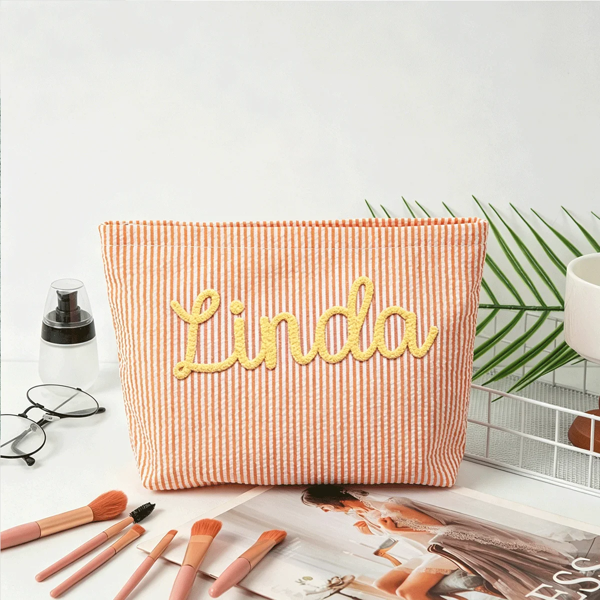 Maßgefertigte Seersucker Kosmetiktasche & Reisebeutel — Personalisierte Chenille-Namens-Toilettentasche & Sommer-Strandtasche