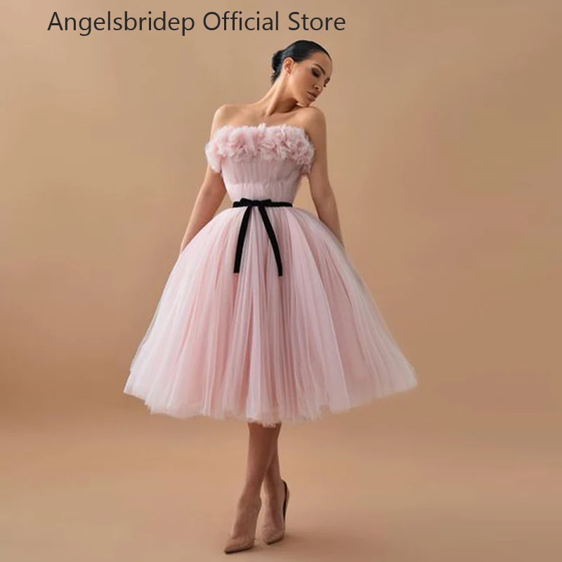 

Angelsbridep A-line Prom Dresses Strapless Ruffles Tea Length Pink Party Gown for Graduation Dress Black Belt Celebrity Jurken