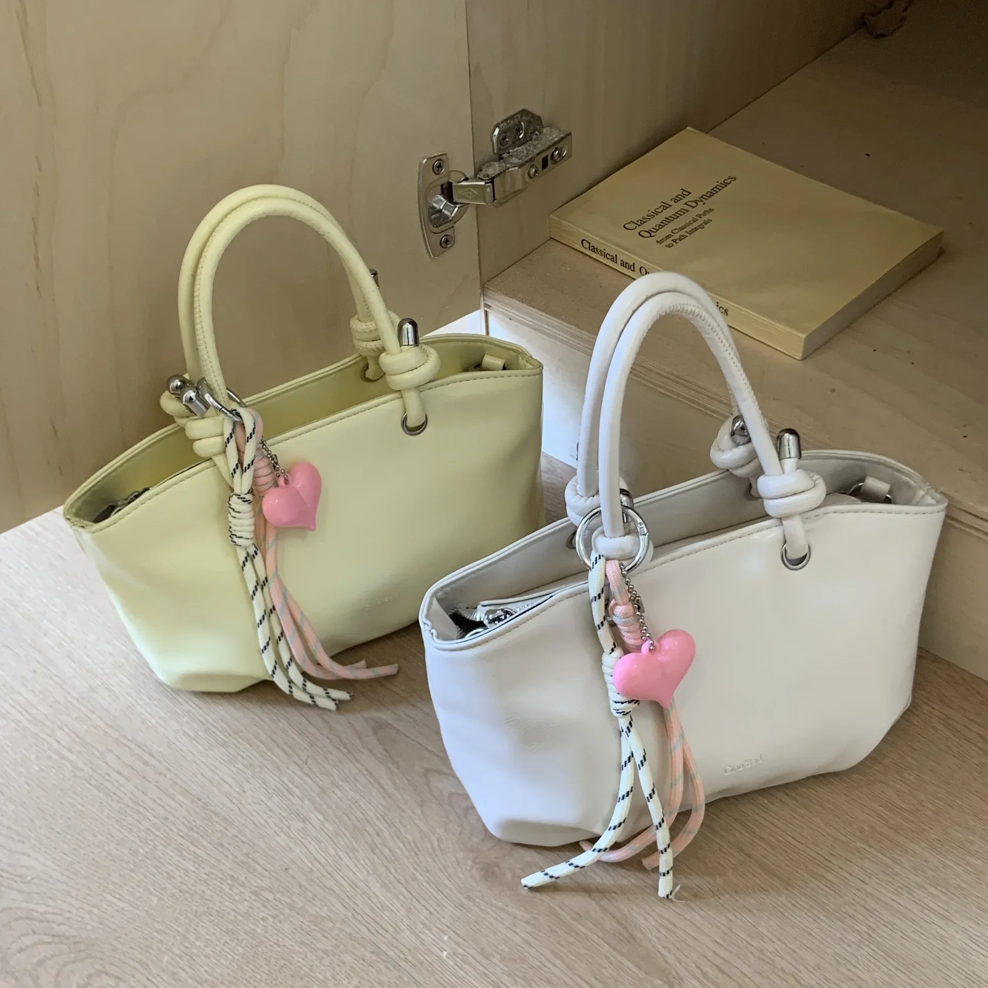 

Solid Color PU Leather Women Small Handbags Summer Trend Zipper Design Crossbody Bag with Pendant Lady Daily Out Tote Bags