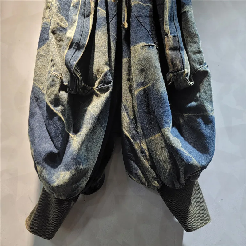 Make a statement in these vintage wash balloon jeans. An oversized, comfy fit with a cool distressed look.