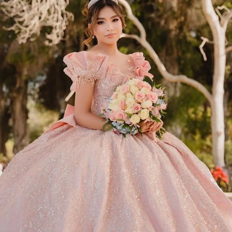 

Блестящие розовые платья Quinceanera по индивидуальному заказу с открытыми плечами, блестящая наклейка, хрустальный бант, цветок, длинный хвост, Vestido 15, Quinceanera