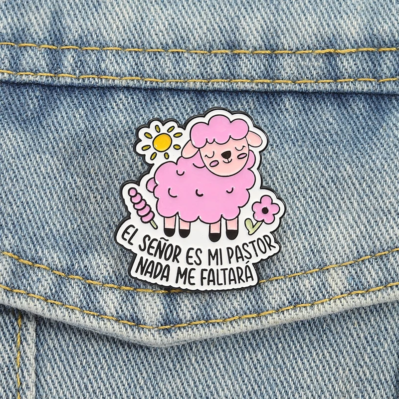 Cute Christian Sheep Pin EL SEÑOR ES MI PASTOR NADA ME FALTARÁ Bible Verse Design Pink Flock Brooch for Believers Gift