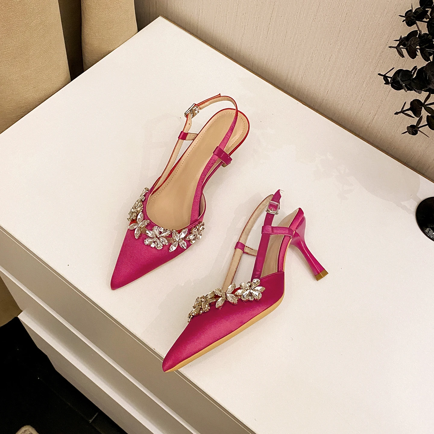 

Aneikeh уличный стиль, женские туфли-лодочки с острым носком и бриллиантами, сандалии, элегантные пикантные туфли на низком каблуке для банкета и выпускного вечера с открытой пяткой