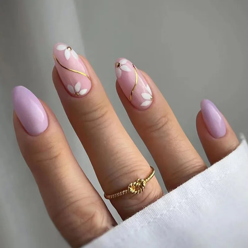 Uñas postizas medianas con degradado morado, azul y flores blancas para primavera y verano, cobertura completa, reutilizables, de ABS, uñas artificiales a presión.