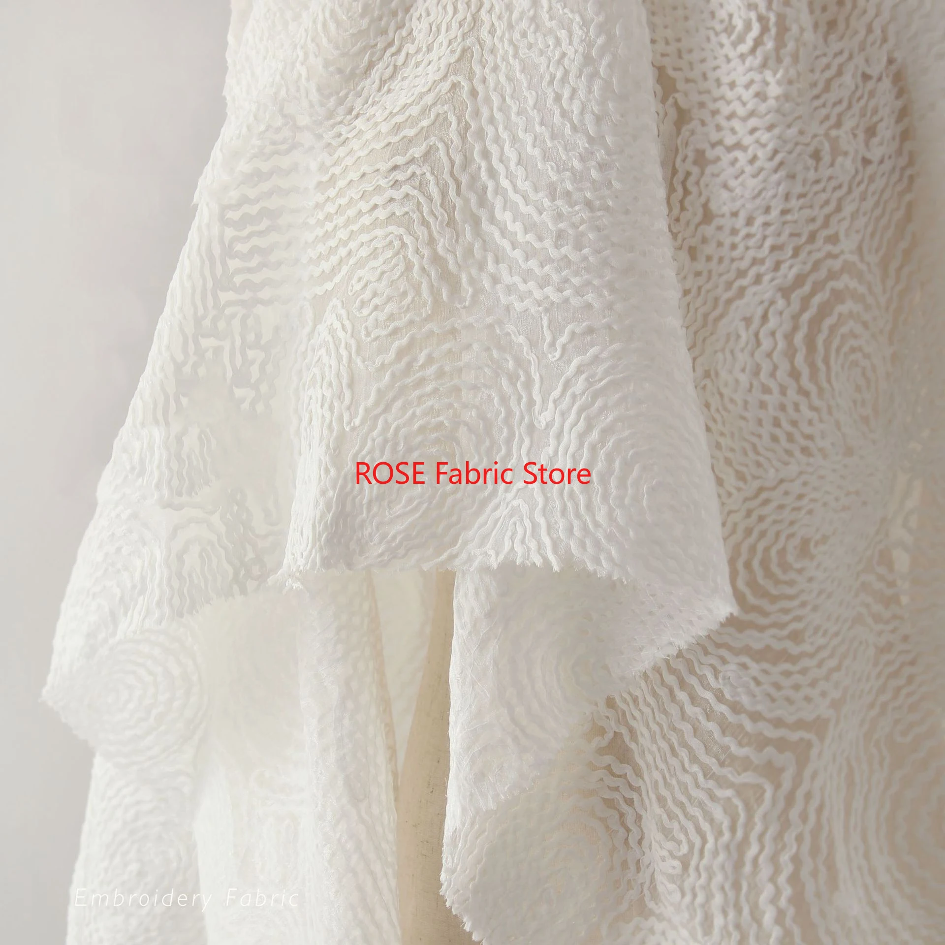 

1-ярдовая абстрактная ручная работа, текстурированная вышитая ткань, полупрозрачная дизайнерская ткань с твердой сеткой