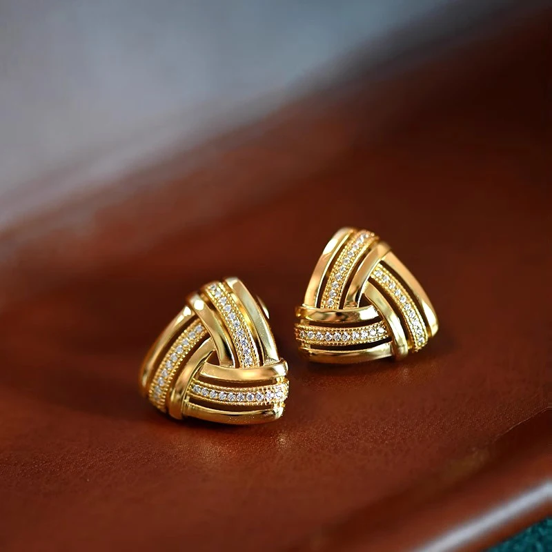 Huitan Dreieckige Ohrstecker mit funkelndem CZ-Goldfarben-Geometrie-Knoten-Ohrstecker für Damen, für den Alltag, Party, Statement-Schmuck, heiß begehrt