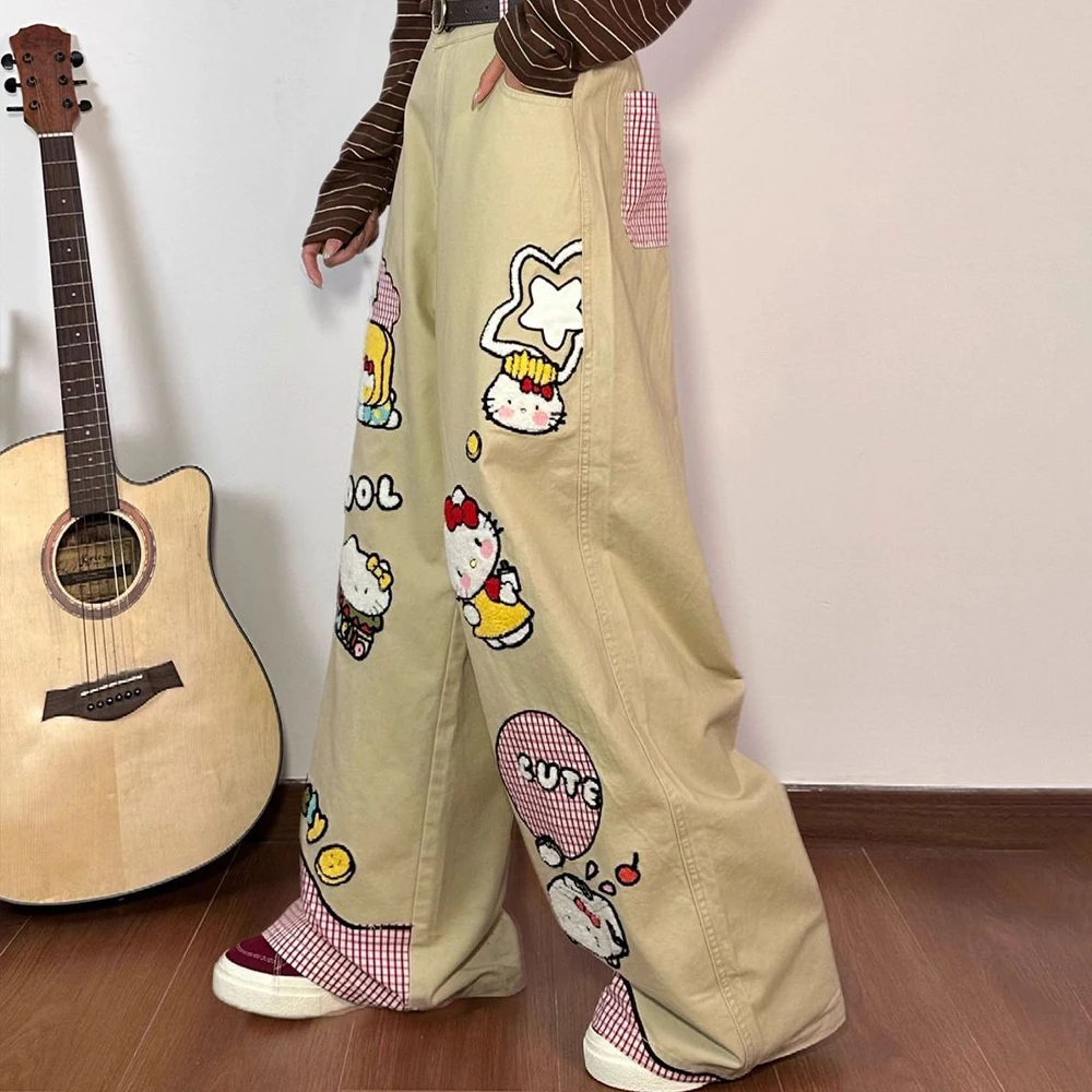 กางเกงยีนส์ลายการ์ตูน Hello Kitty สไตล์ยุค Y2K ปักลายแบบเรโทร ตัดต่อผ้า สำหรับผู้หญิง ไซส์ใหญ่ รุ่นใหม่ล่าสุดสำหรับฤดูใบไม้ร่วง กางเกงขายาวทรงหลวมขาบานสำหรับสาวๆ