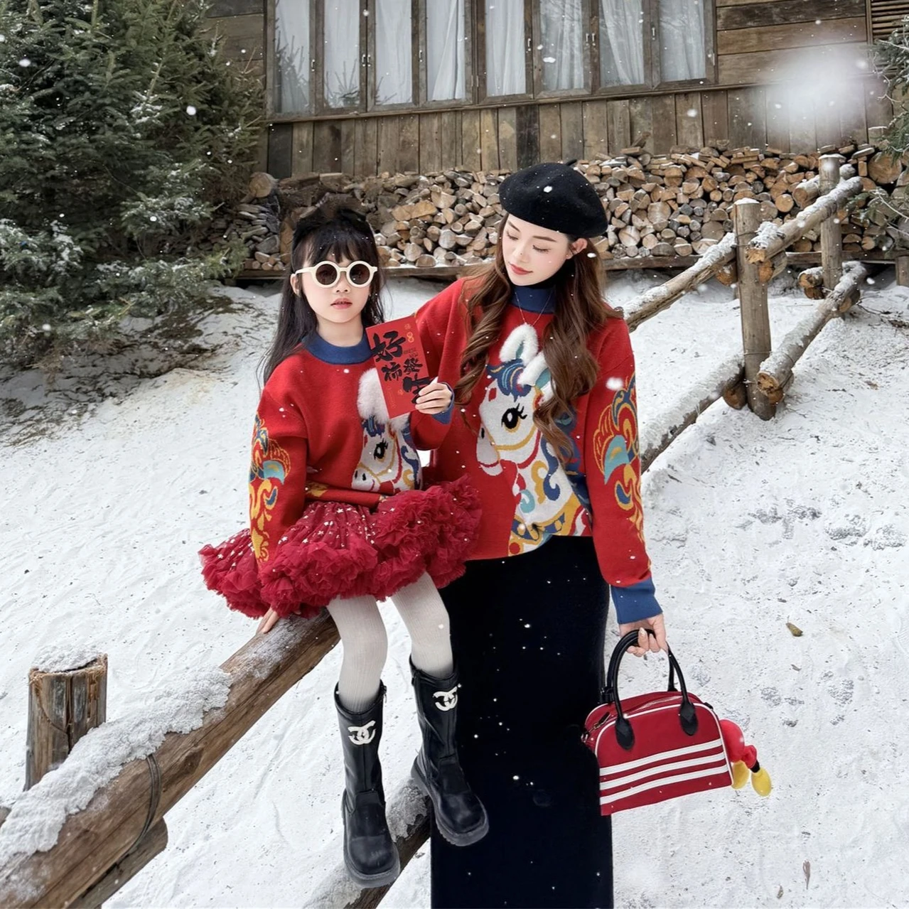 ‌ 2026 السنة الجديدة الأسرة مطابقة الملابس الأحمر متماسكة سترة الآباء الاطفال الشتاء للجنسين الصينية عطلة القمم الوليد رومبير للرضيع