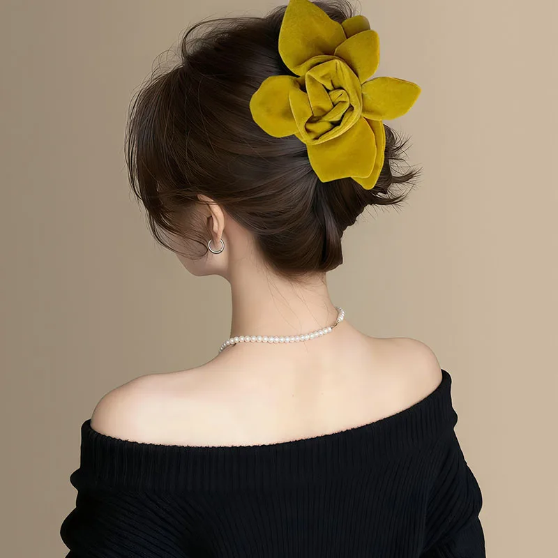 دبوس شعر أنيق باللون الأحمر المخملي على شكل وردة على شكل قرش للنساء، غطاء رأس بمخلب شعر مثالي لإكسسوارات شعر الفتيات المحبة للتجميل