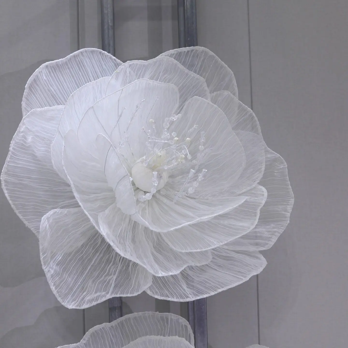 

Giant White Organza Flowers Wedding Hall Ceiling Decor Birthday Party Bakcdrop Layout Silk Yarn Flowers Stage Window Display