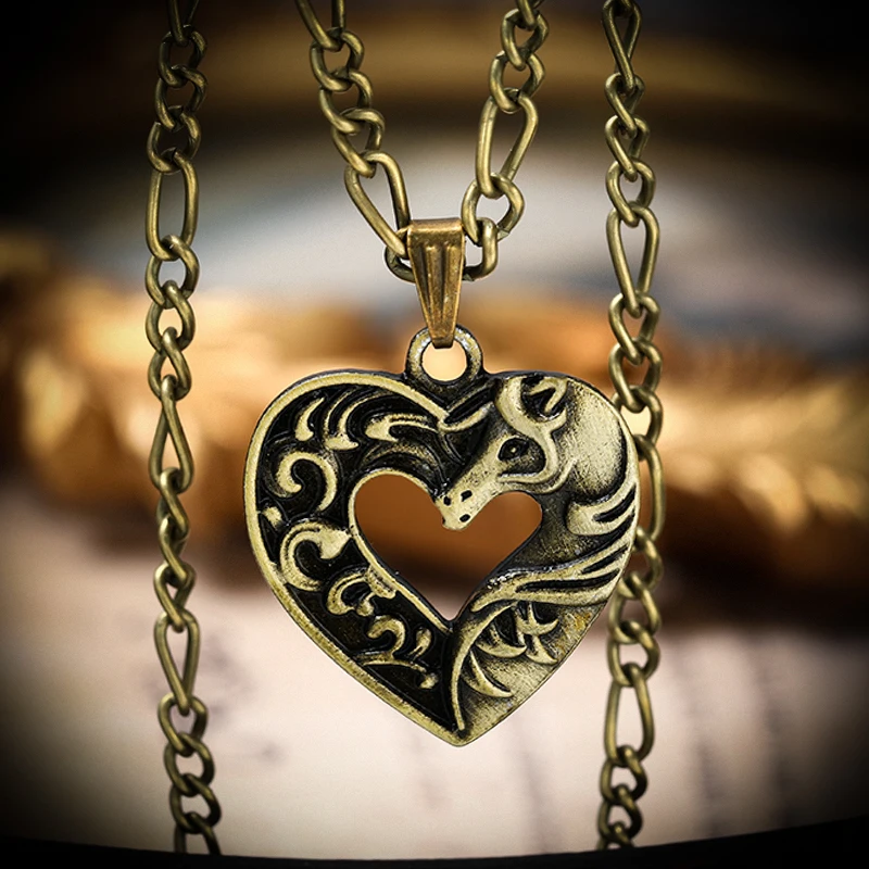 Vintage Aged Bronze Color Creative Heart Knight\'s War Horse Design Pendant Necklace Men Punk Personalized Party Jewelry