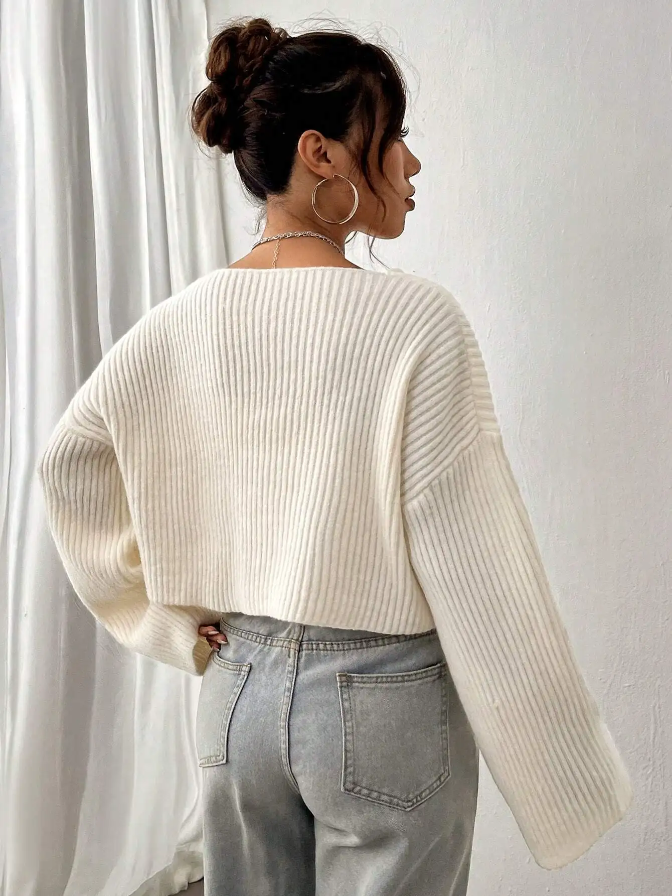 سترة متماسكة قصيرة مضلعة ذات أكتاف منسدلة بلون سادة، بلوزة بأكمام طويلة #2