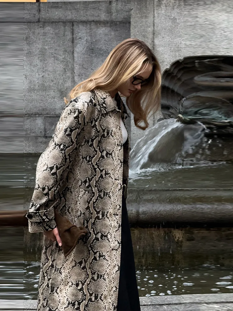 スネークプリントPUレザーロングジャケット レディース シングルブレスト ラペル フルスリーブコート 2025年秋冬新作 レディース ハイストリート アウター