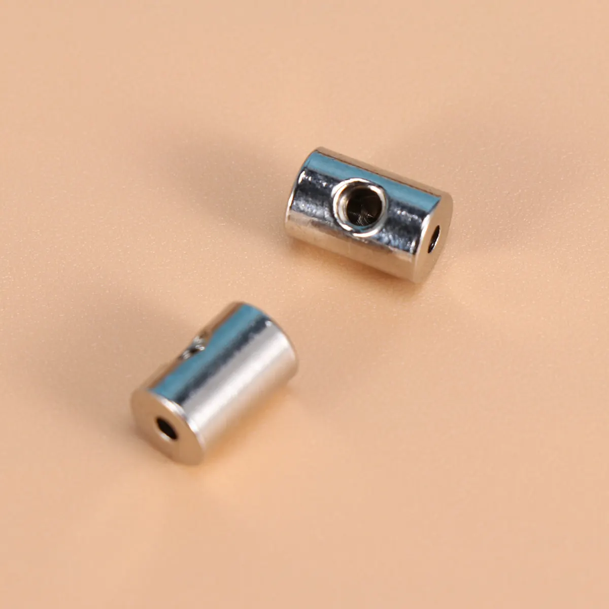 

Набор из 50 металлических фиксаторов для значков: винты, ключи, держатели для пинов, значков, именных бейджей, шнурков, сумок, головных уборов, для коллекционеров